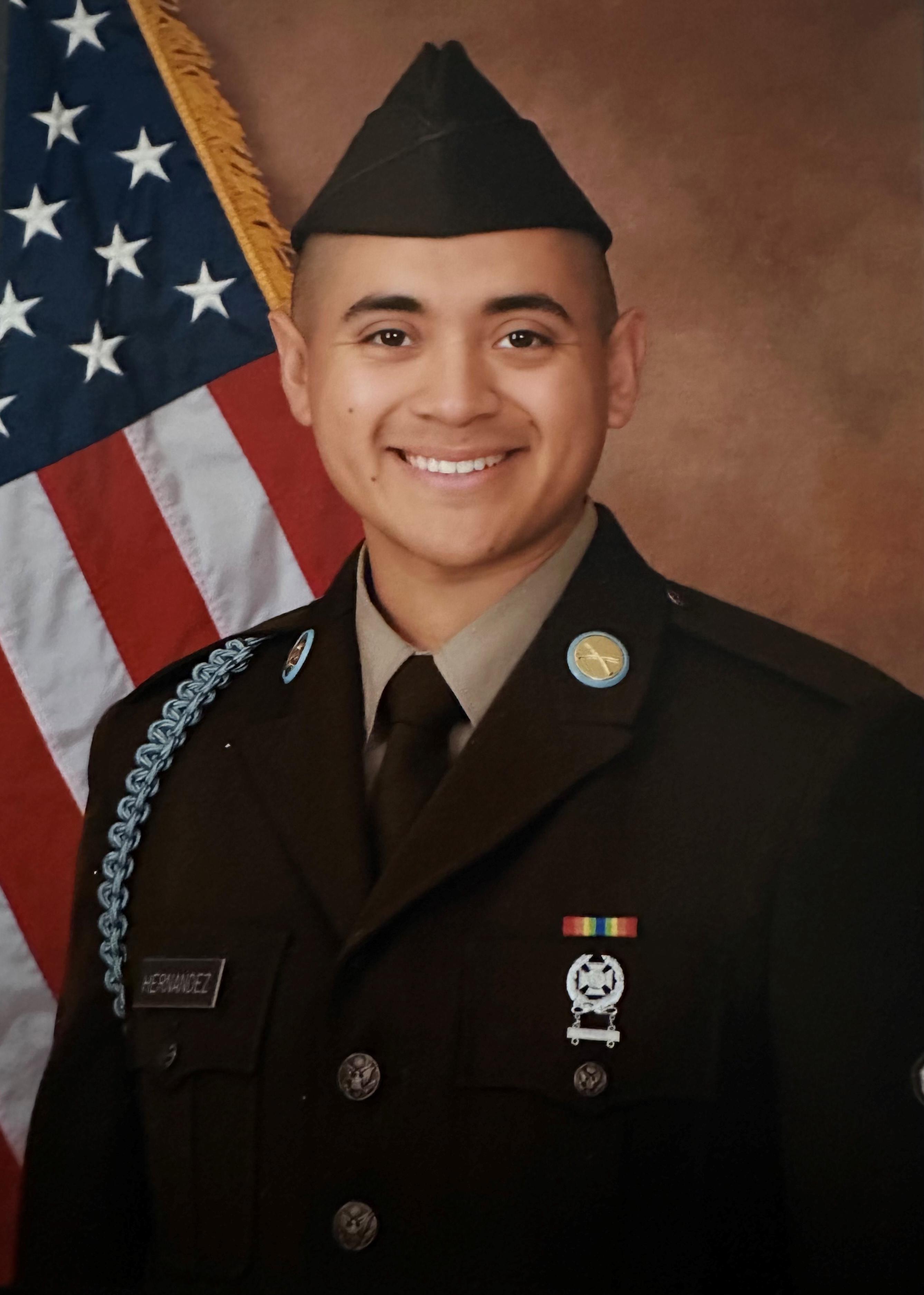 picture of soldier with American flag behind him