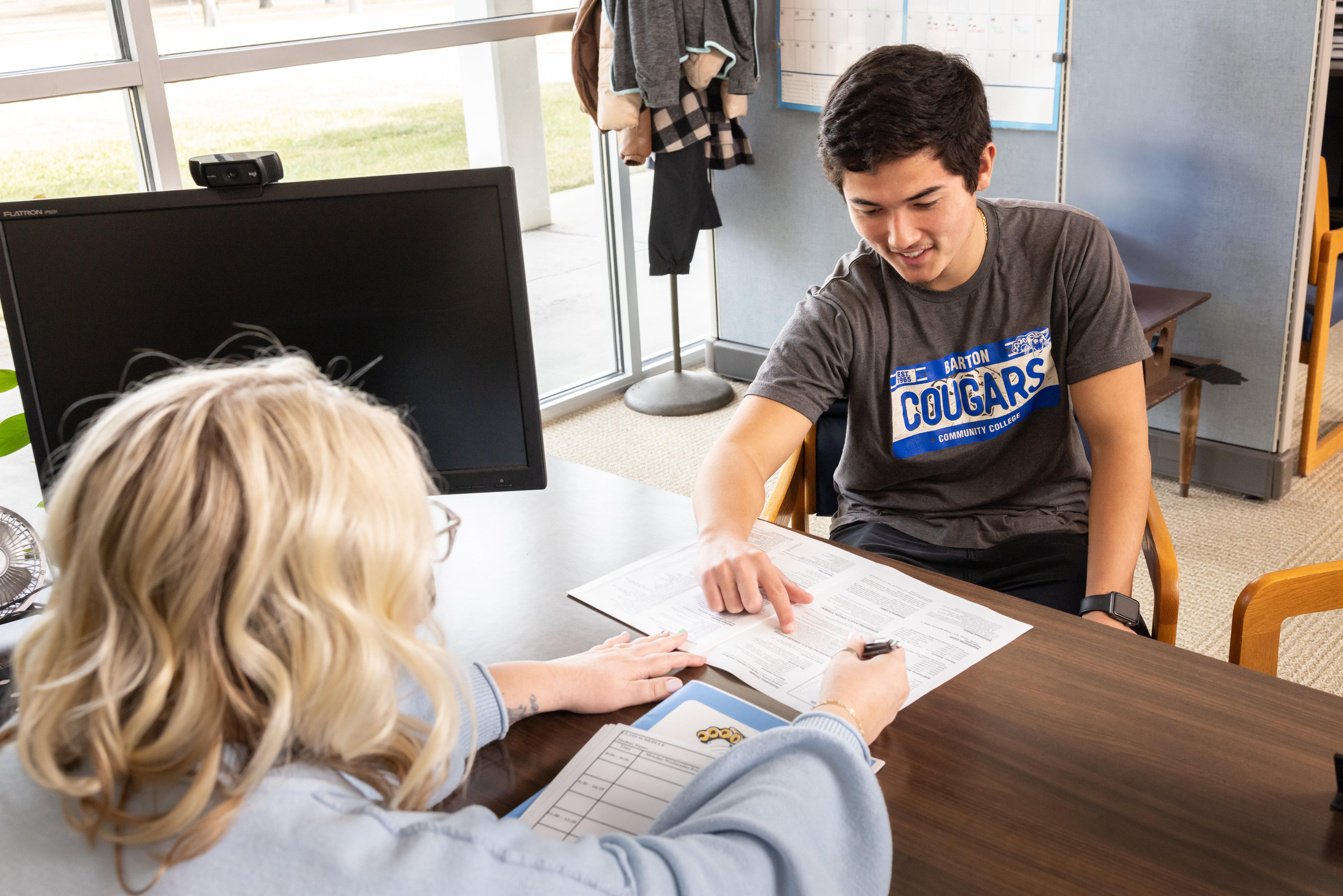 A Barton student meets with an advisor to get help enrolling in classes.