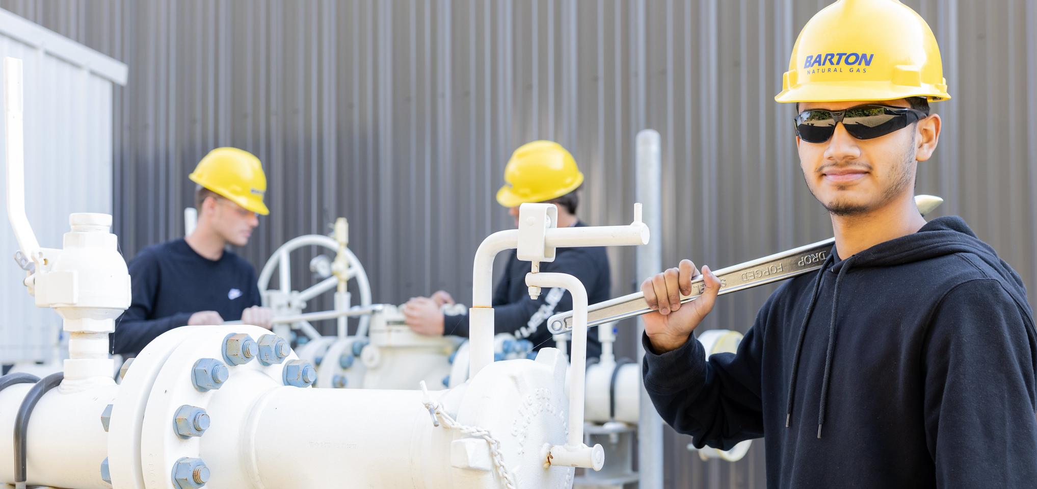 Students work on natural gas pipeline during class training